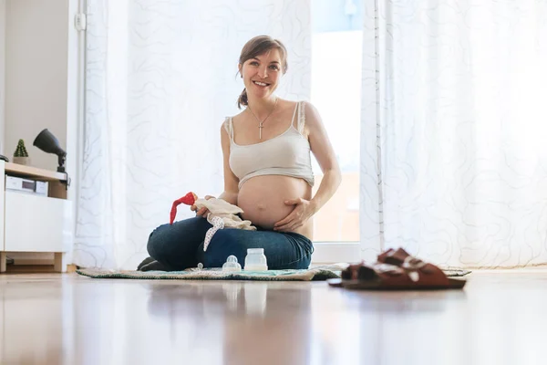 Счастливая Белая Беременная Мать Сидит Полу Трогает Свой Живот Синие — стоковое фото
