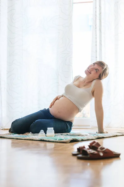 Feliz Caucasiano Grávida Mãe Está Sentado Chão Tocando Sua Barriga — Fotografia de Stock