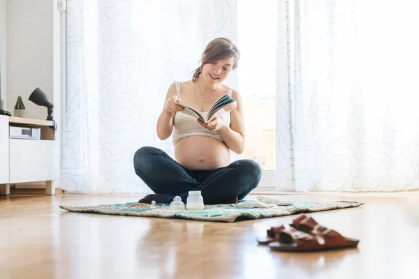 Feliz Mãe Grávida Caucasiana Está Sentada Chão Lendo Sobre Gravidez — Fotografia de Stock