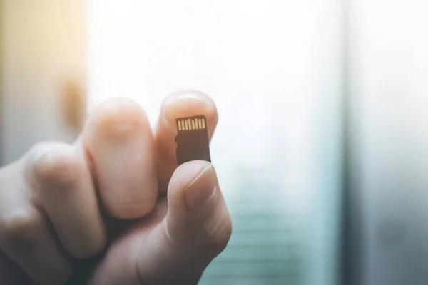 Jeune Homme Tient Une Petite Carte Mémoire Dans Main Espace — Photo