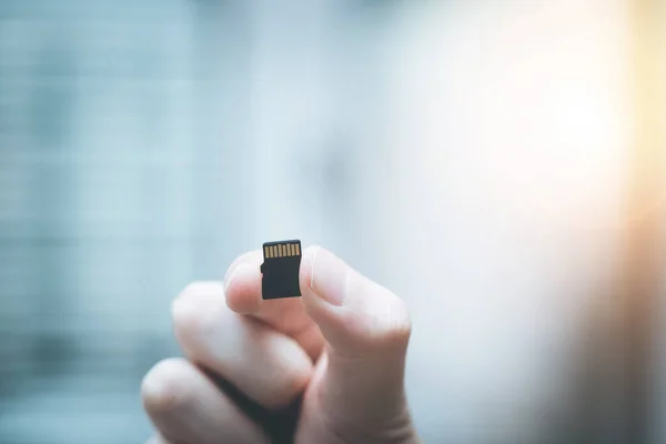 Joven Sostiene Una Pequeña Tarjeta Memoria Mano Espacio Texto —  Fotos de Stock