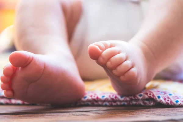 Nahaufnahme Von Neugeborenen Babyfüßen Draußen Auf Einer Babydecke — Stockfoto