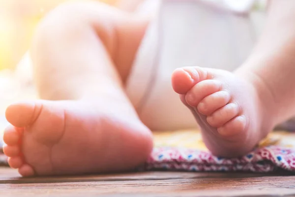 Nahaufnahme Von Neugeborenen Babyfüßen Draußen Auf Einer Babydecke — Stockfoto