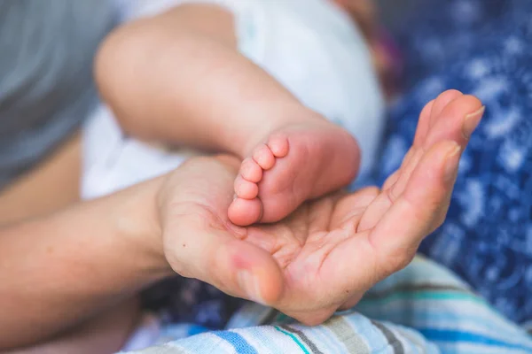 Nahaufnahme Der Hände Der Mutter Die Neugeborene Babyfüße Hält — Stockfoto