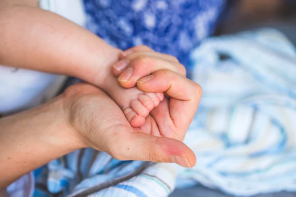 Nahaufnahme Der Hände Der Mutter Die Neugeborene Babyfüße Hält — Stockfoto