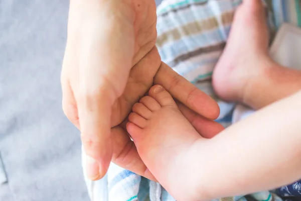 Nahaufnahme Der Hände Der Mutter Die Neugeborene Babyfüße Hält — Stockfoto