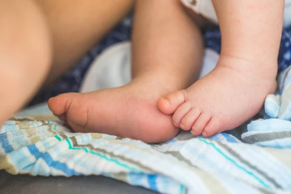 Nahaufnahme Neugeborener Babyfüße Auf Babydecke — Stockfoto