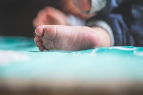 Nahaufnahme Neugeborener Babyfüße Auf Babydecke — Stockfoto