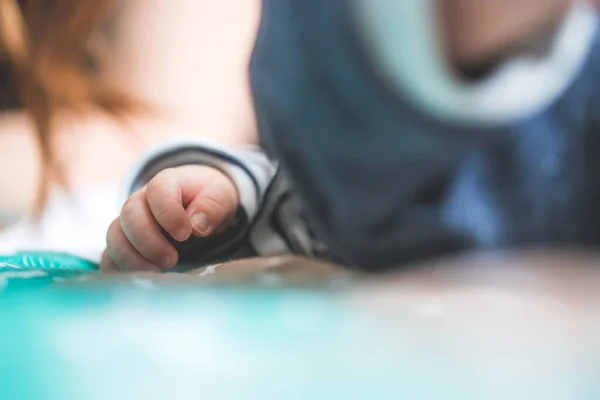 Κοντινό Πλάνο Των Νεογέννητων Χεριών Μωρού — Φωτογραφία Αρχείου