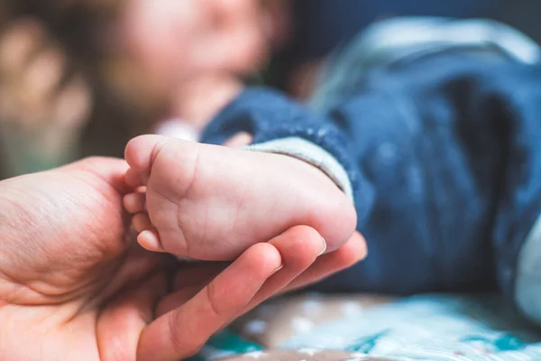 Nahaufnahme Der Hände Der Mutter Die Neugeborene Babyfüße Hält — Stockfoto