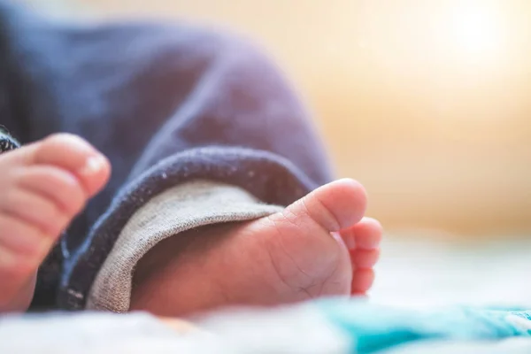 Nahaufnahme Neugeborener Babyfüße Auf Babydecke — Stockfoto