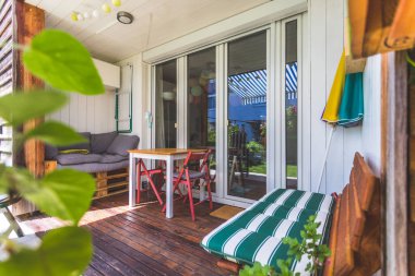 Küçük yeşil bahçesi olan rahat bir veranda, yaz zamanı. 