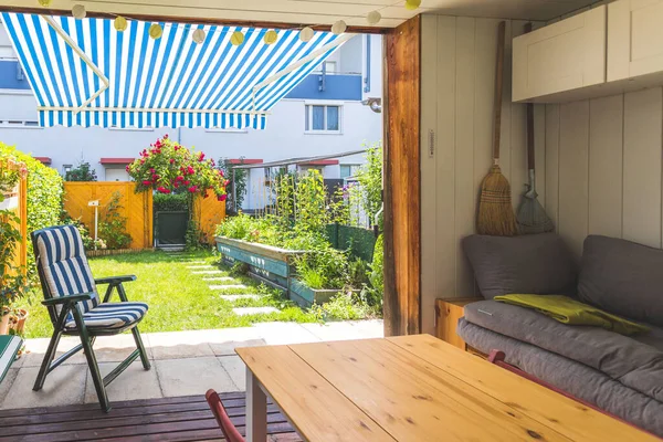 Gezellige Veranda Met Kleine Groene Tuin Zomertijd — Stockfoto