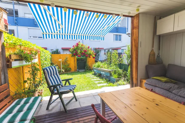 Gezellige Veranda Met Kleine Groene Tuin Zomertijd — Stockfoto