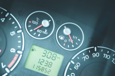 Araç gösterge panelinin enstrüman ve takometreyle resmini kapat