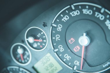 Araç gösterge panelinin enstrüman ve takometreyle resmini kapat