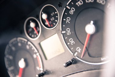 Araç gösterge panelinin enstrüman ve takometreyle resmini kapat