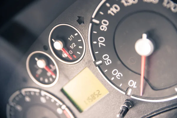 Imagen Cerca Del Salpicadero Del Coche Con Instrumentos Tacómetro — Foto de Stock