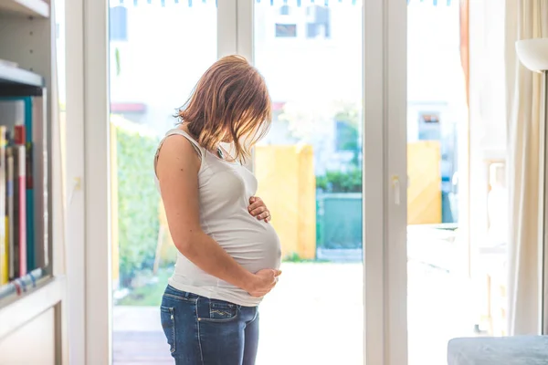 Feliz Madre Embarazada Caucásica Tocando Barriga Jeans Azules Cerca — Foto de Stock