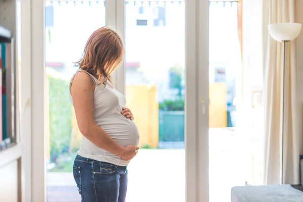 Feliz Madre Embarazada Caucásica Tocando Barriga Jeans Azules Cerca — Foto de Stock