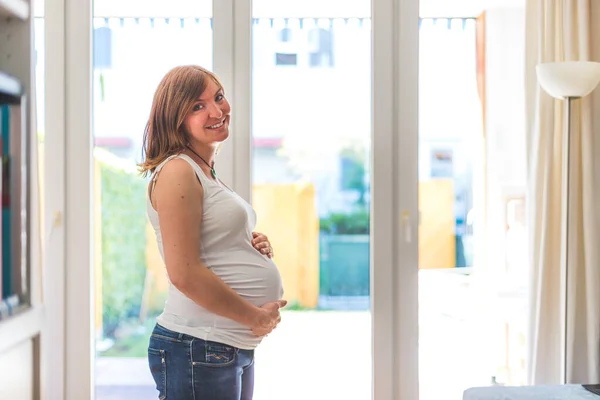 Feliz Madre Embarazada Caucásica Tocando Barriga Jeans Azules Cerca — Foto de Stock