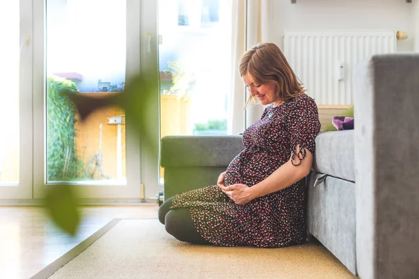 Embarazada Caucásica Feliz Madre Está Sentada Suelo Tocando Barriga Vestido — Foto de Stock