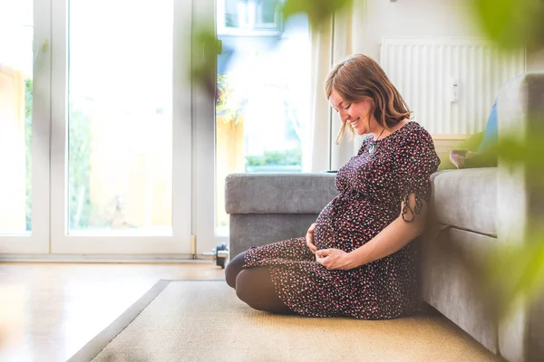 Mãe Feliz Branca Grávida Está Sentada Chão Tocando Sua Barriga — Fotografia de Stock