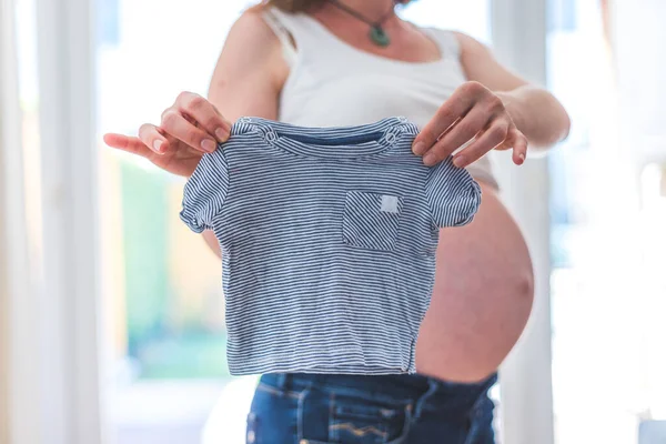 Feliz Caucasiano Grávida Mãe Segurando Pequeno Bebê Camisa — Fotografia de Stock