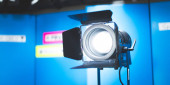 Profesionální reflektor studia v televizním studiu. Osvětlovací zařízení pro fotografii nebo videografii. 