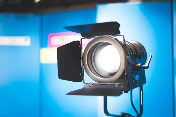 テレビスタジオでプロのスタジオスポットライト 写真やビデオ撮影用照明器具 — ストック写真