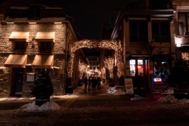 Montreal, Quebec, Kanada - 3 Ocak 2021 Saint Amable Sokağı kış gecesi Montreal 'deki Jacques-Cartier Meydanı' ndan tanınmayan insanlarla Noel ışıkları ve karla birlikte
