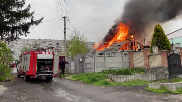 家の屋根が火事になっている。住宅の建物が焼け村が. — ストック動画