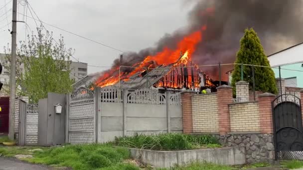 Edificio residenziale in fiamme — Video Stock