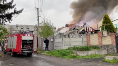 Evin çatısı alevler içinde. Konut yangını, köy..