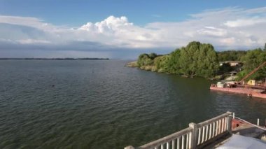 Yeni köprünün inşa edildiği nehrin 4K görünümü 