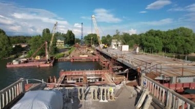 4K Bridgeconstruction Banliyö yolunda.