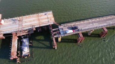 Nehir üzerindeki 4K Top view inşaat köprüsü. Konunun etrafında çekim yapmak