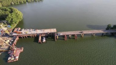 Nehir üzerindeki 4K Top view inşaat köprüsü. Konunun etrafında çekim yapmak