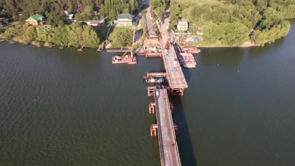 Ponte de construção de vista superior 4K sobre o trabalho fluvial. Tiroteio em torno do assunto — Vídeo de Stock