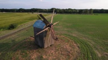 Eski tahta Ukrayna değirmeni. Eski tarihi ahşap değirmenin üzerinde hava aracı uçuşu