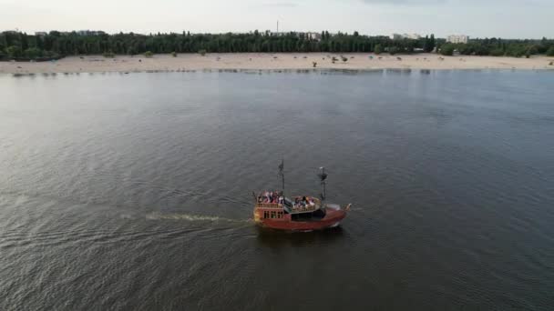 Segelfartyg seglar på lugna vatten längs floden stranden i soligt väder. — Stockvideo