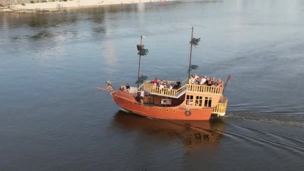 Segelschiff fährt bei sonnigem Wetter auf ruhigem Wasser — Stockvideo