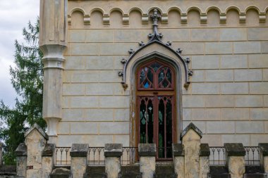 Romanya 'nın Miclauseni kentindeki Sturdza Kalesi' nden bir neo-gotik pencere
