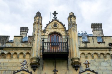 Romanya 'nın Miclauseni kentindeki Sturdza Castel' den kulelerin bulunduğu bir balkon.