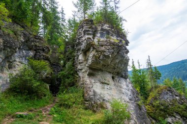 Ayıların mağarası, Periler Bahçesi, Borsec, Romanya 'yı çevreleyen kayalar