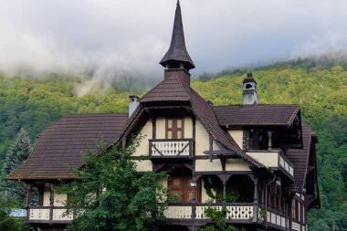 Romanya 'nın Sinaia kentinin ana caddesinde bulunan eski tarz bir ev