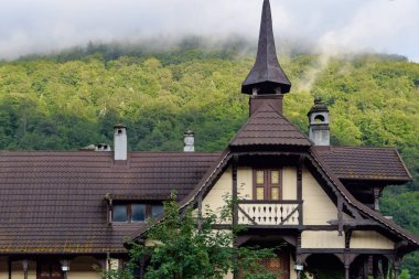 Romanya 'nın Sinaia kentinin ana caddesinde bulunan eski tarz bir ev
