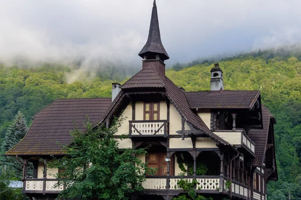 Romanya 'nın Sinaia kentinin ana caddesinde bulunan eski tarz bir ev