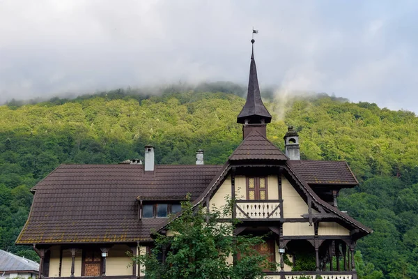 Romanya 'nın Sinaia kentinin ana caddesinde bulunan eski tarz bir ev