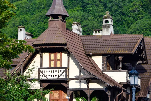 Romanya 'nın Sinaia kentinin ana caddesinde bulunan eski tarz bir ev